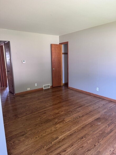 Building Photo - 2025 W Warnimont Ave