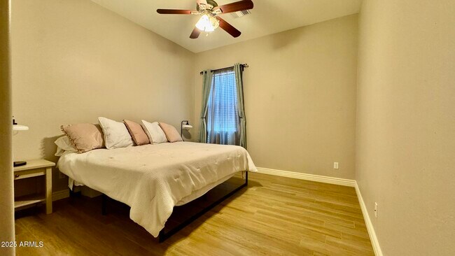 Building Photo - 2531 E Iris Dr