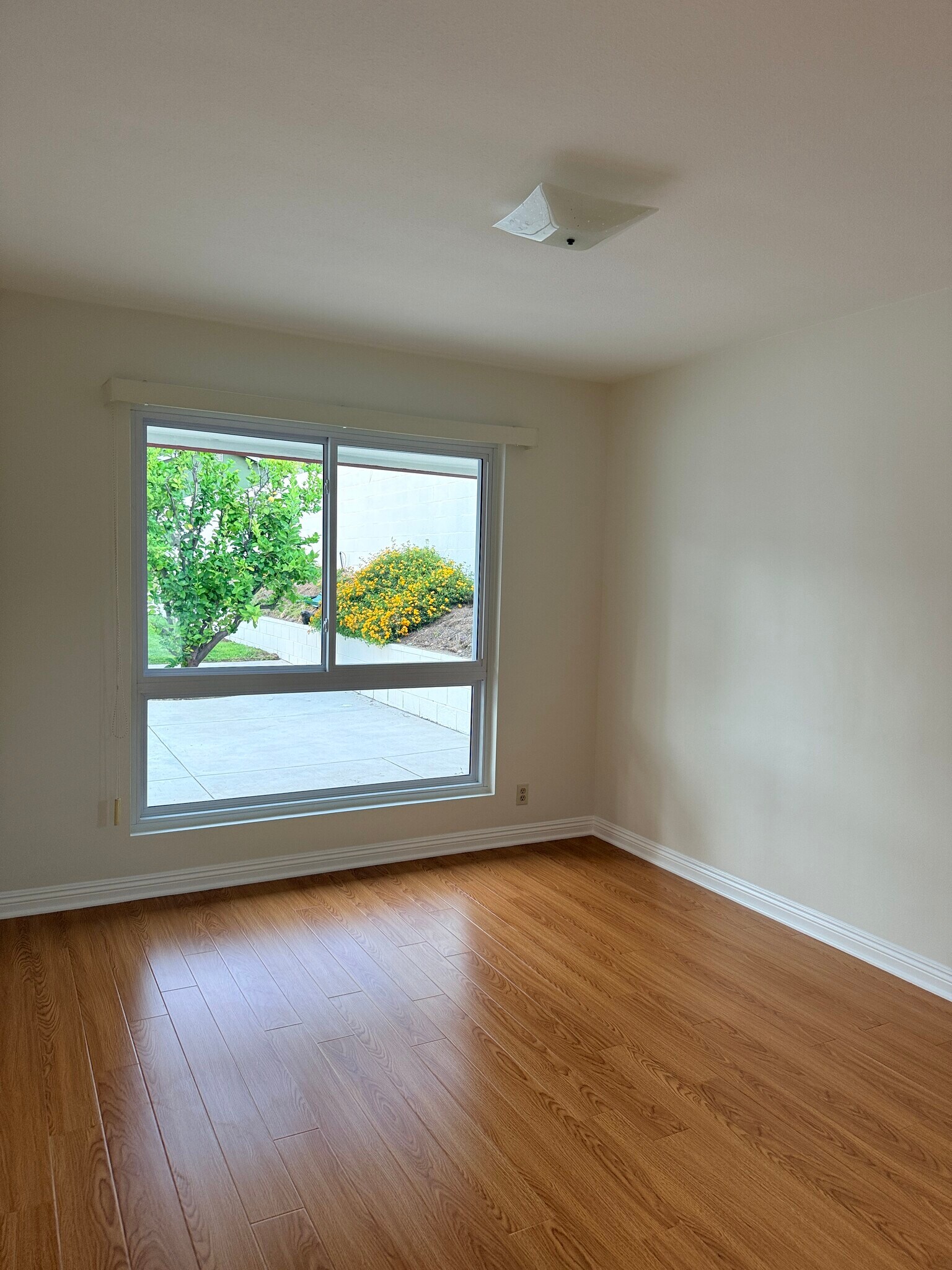 Building Photo - 410 N Canyon Blvd