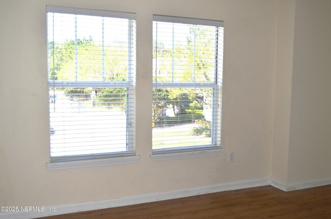 Building Photo - 800 Black Cherry Dr S