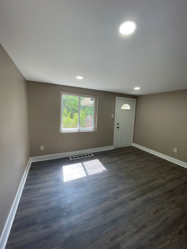 Building Photo - Beautifully renovated 5 bed 2 bath home re...