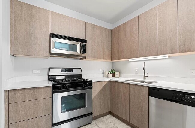 Building Photo - Chic 1-Bed Condo with Hardwood Floors in Prime Chicago Location!