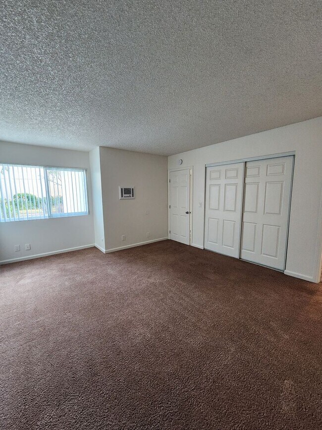 Building Photo - 3 bed, 2 bath