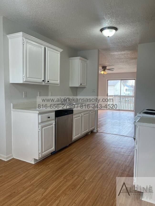 Building Photo - Spacious Gladstone Duplex, Corner Lot, 2 Car Garage!