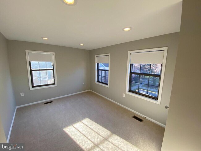 Building Photo - 9400 Candleberry Ct