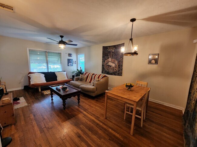 Building Photo - 3707 Daphne St