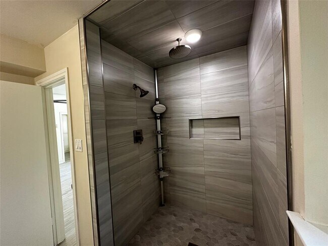 Building Photo - 3007 Broadmoor Dr