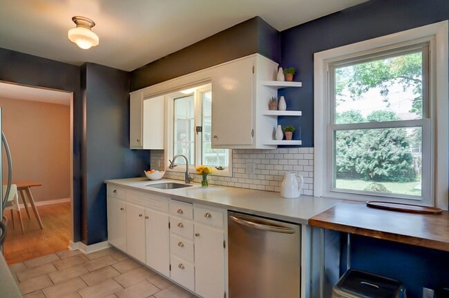 Building Photo - Charming West Side Single Family Home with Mid Century Modern feel