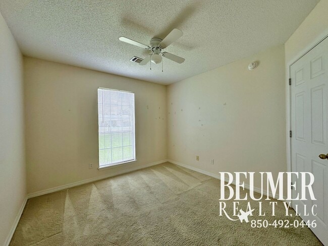 Building Photo - Charming 3-Bedroom Home in Lake Cook Estat...