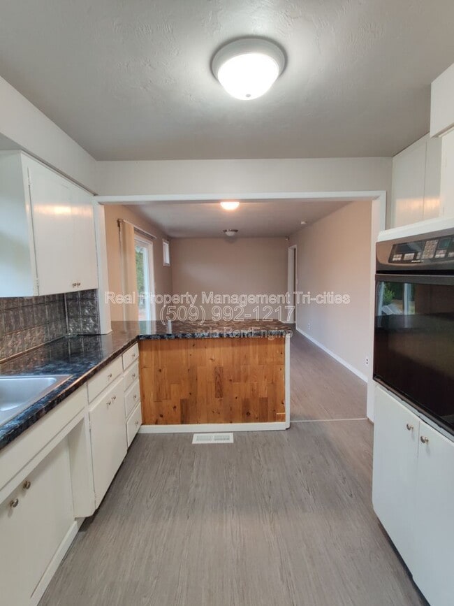 Building Photo - 7528 W Umatilla Ave