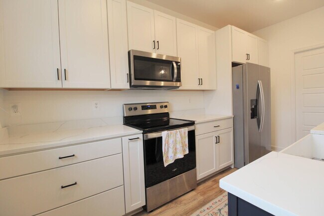 Building Photo - "Impressive 3-Bed Townhouse with Fenced in...