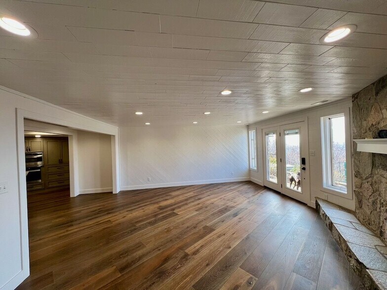 Building Photo - 425 Lakeview Way