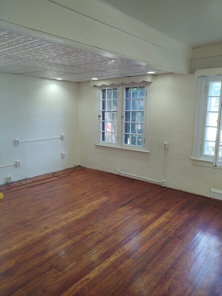 Building Photo - 827 W South St