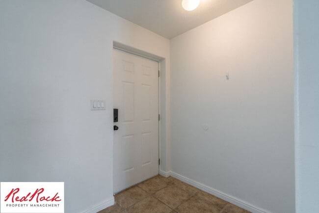 Building Photo - Spacious 3 Bedroom Townhome in Central St....