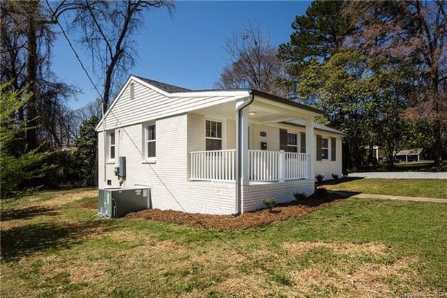 Building Photo - Must view this exquisite 3 bedroom 1 bath brick home. Within 2 miles from Uptown.