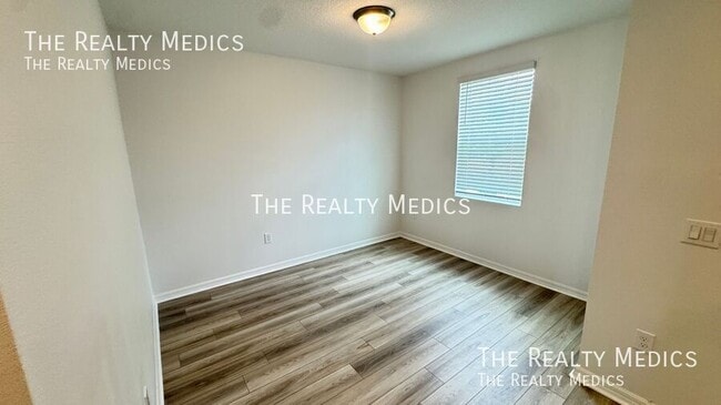 Building Photo - 2401 White Tail St