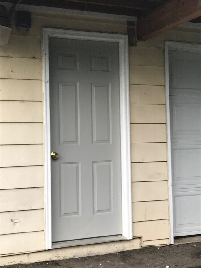 Building Photo - Charming Pet Friendly 2BR Condo with a Garage!
