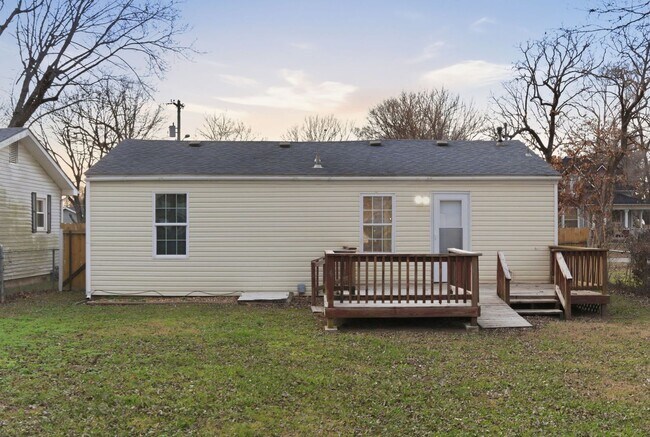 Building Photo - 3 Bed | 1 Bath | FULLY Remodeled | FULLY Fenced Yard | Springfield MO | PETS WELCOME!
