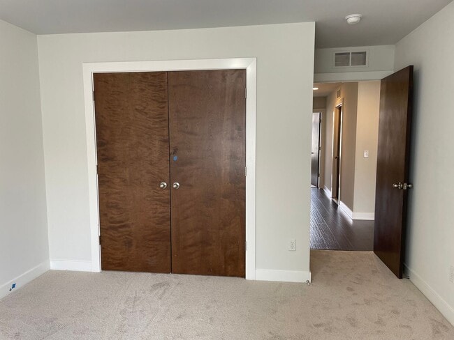 Building Photo - 3 Bedroom, 2 1/2 Bath, Townhouse w/ 2-Car Garage by Stoney Creek, Shelby Township