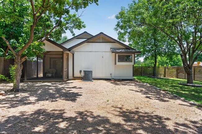 Building Photo - 801 Kavanagh Dr