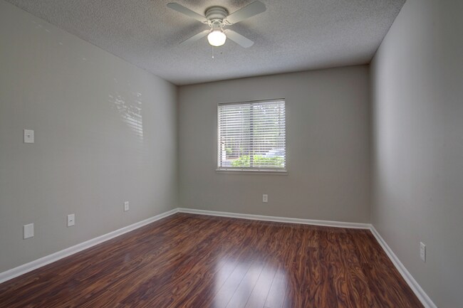 Building Photo - 950 Forestbrook Rd