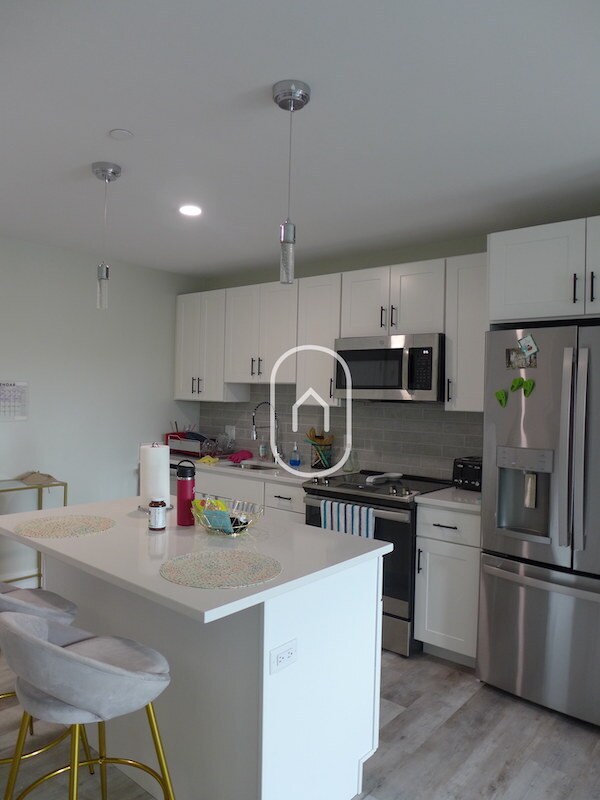 Building Photo - 240 Old Colony Ave