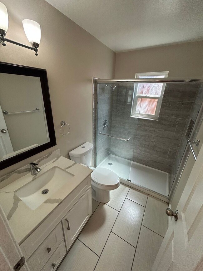 Building Photo - Charming 3-bedroom, 2-bath Single Story An...