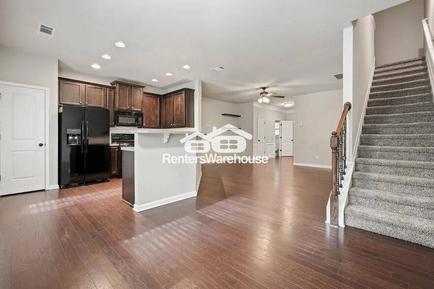 Building Photo - 570 Oakside Pl