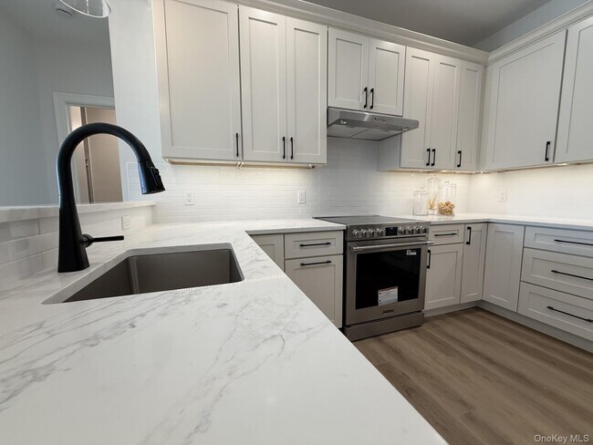 Building Photo - 905 Oakridge Cmns