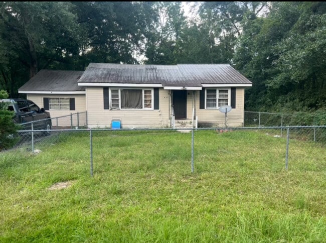 Building Photo - 835 Elm Dr