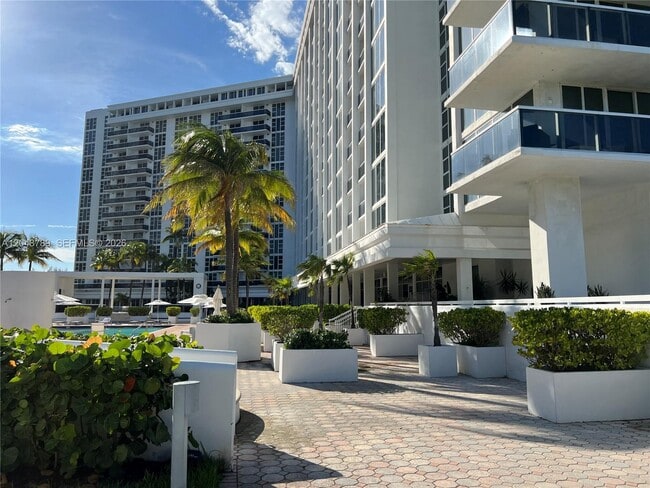 Building Photo - 10275 Collins Ave