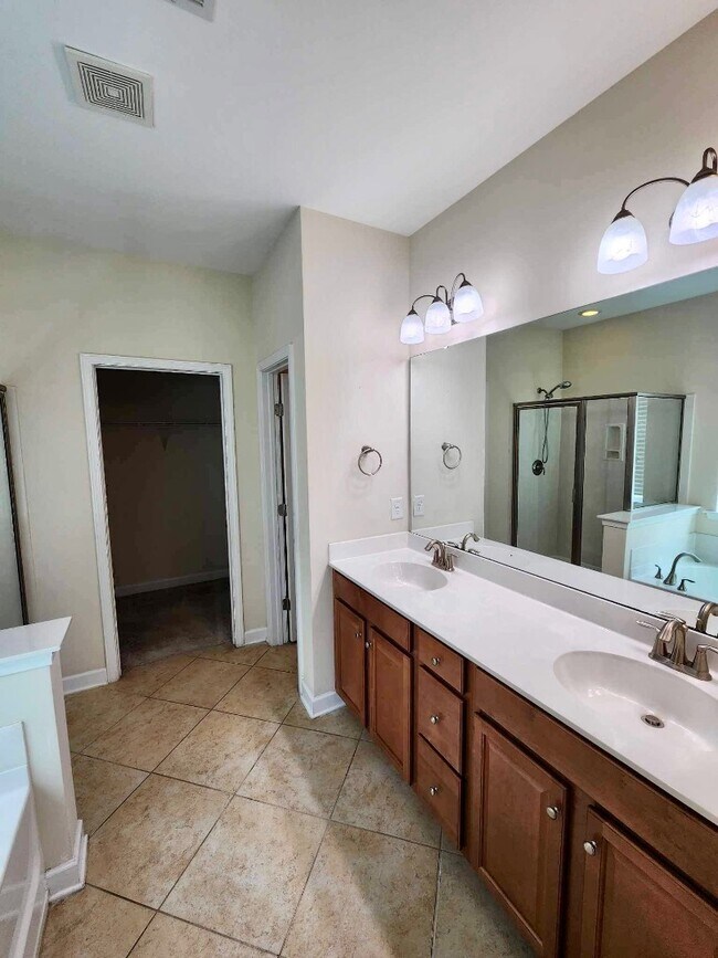 Building Photo - 909 Looking Glass Ct