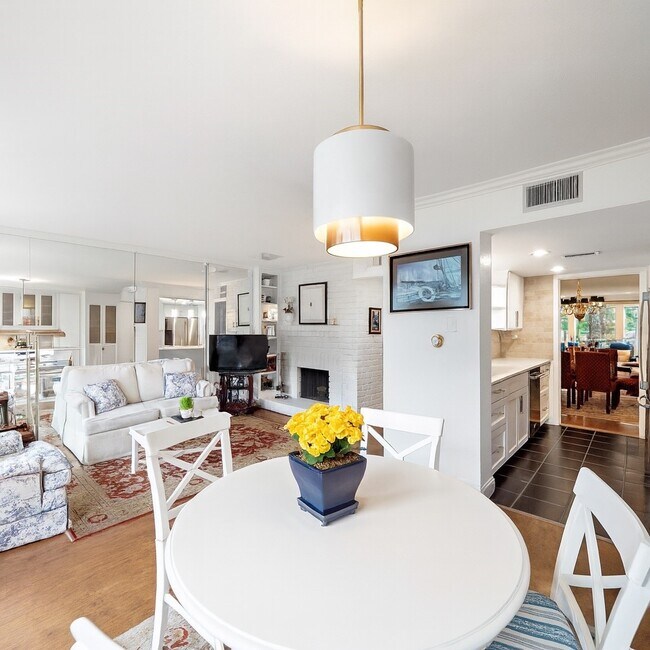 Building Photo - 8944 Chatsworth Dr