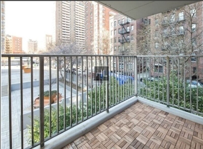 Building Photo - TRUE 3 Bed 2 bath with Balcony / Washer and dryer /Doorman