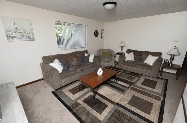 Building Photo - 2 Bedroom Duplex with Attached Garage $105...