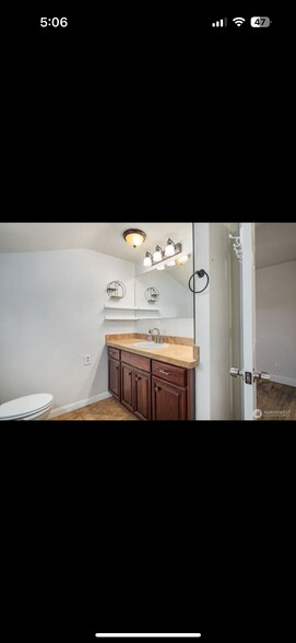 Upstairs bath - 520 S Wilbur Ave