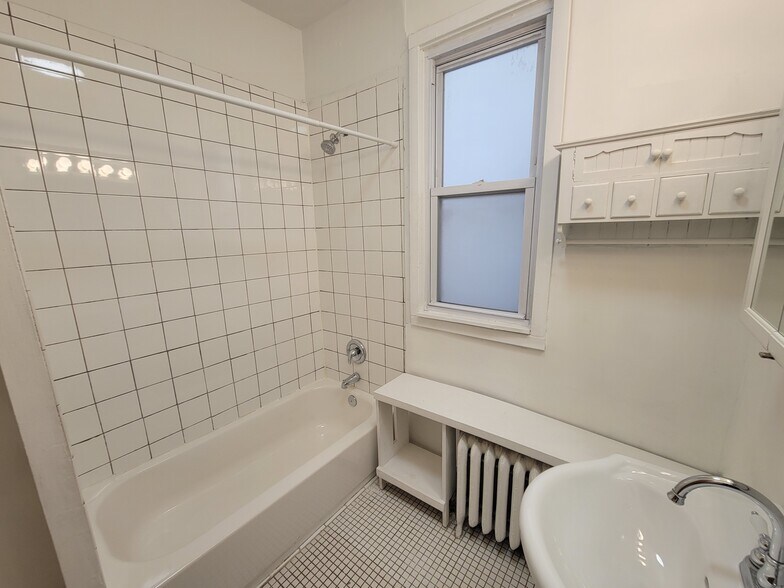 Building Photo - 3051 N Leavitt St