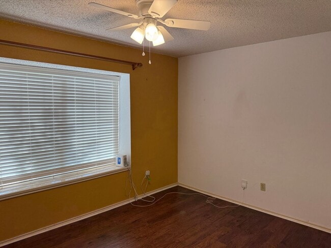 Building Photo - Gorgeous duplex in Euless