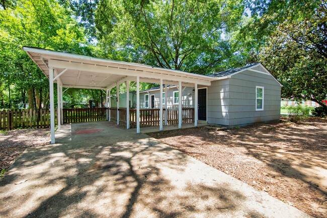 Building Photo - ** 3 Bed 1 Bath located in Forrest Hills *...