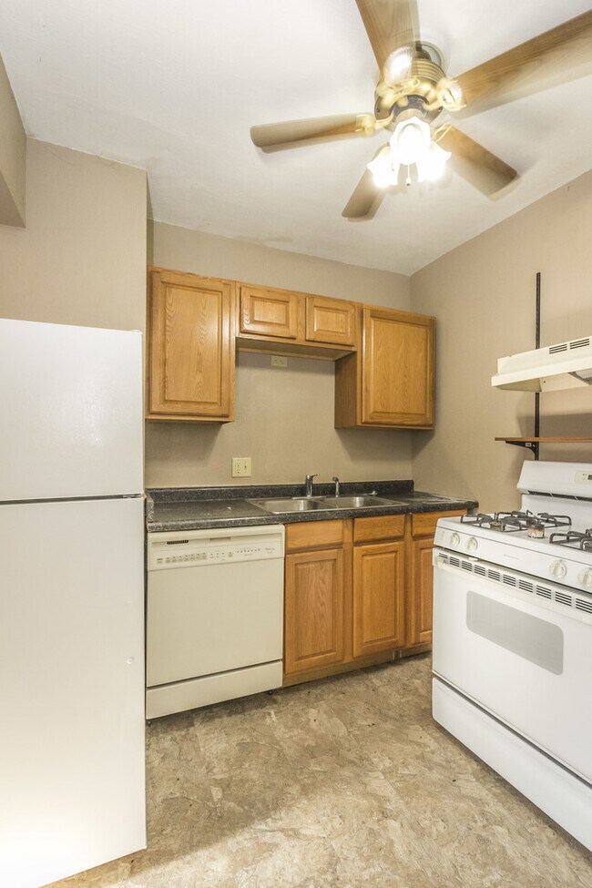 Building Photo - 2 Bedroom 2 Bathroom Home Available