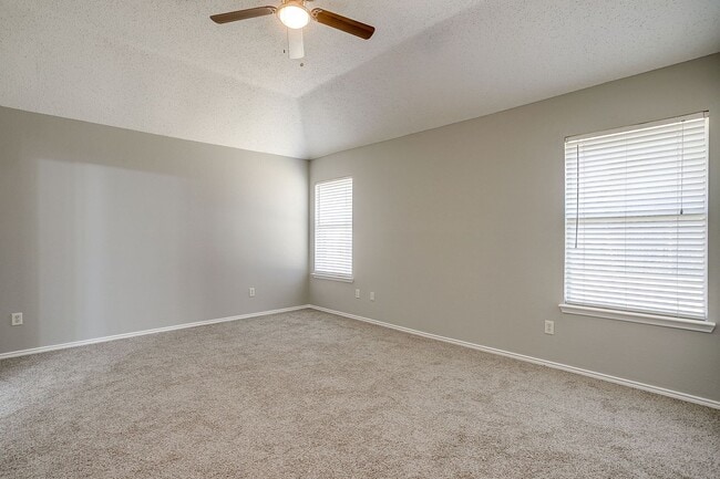 Building Photo - Spacious 3 Bedroom, 2 Bath Home Waiting fo...