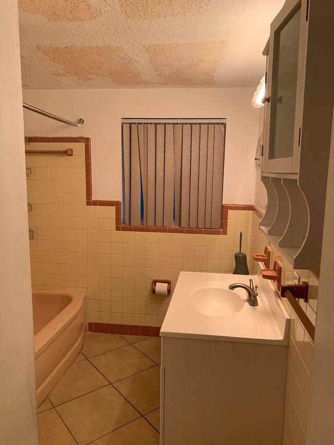 Building Photo - Available NOW ! - Single Family House in Orlando