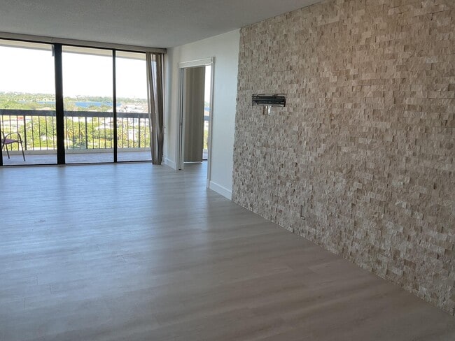 Building Photo - 2425 Presidential Way