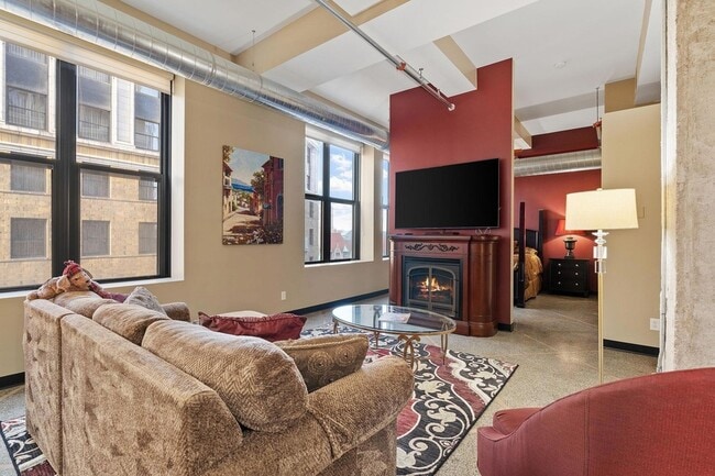 Building Photo - 350 St Peter St