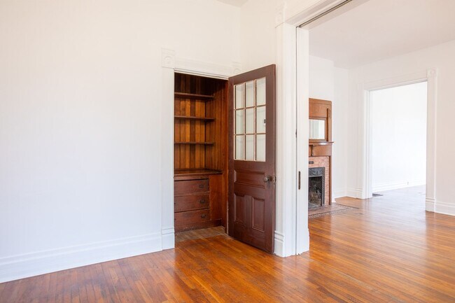 Building Photo - 1940-1946-1946 SW Market St Dr