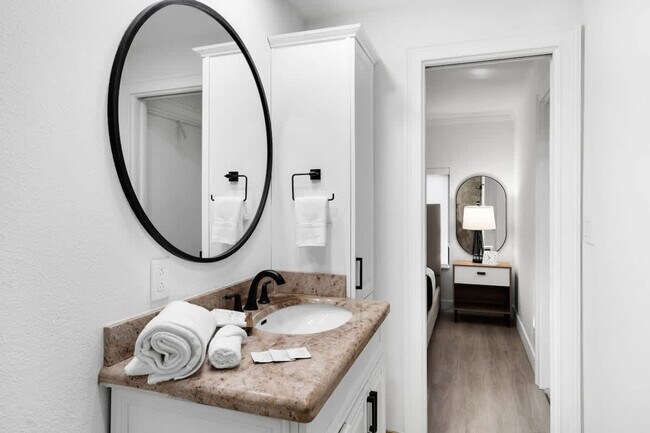 Building Photo - 704 NE 2nd St