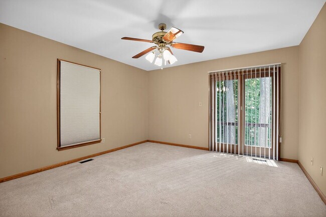 Building Photo - 3523 Hilltop Dr