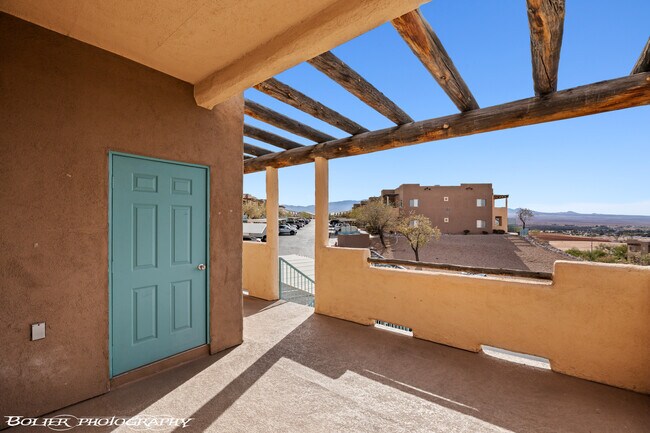 Building Photo - 470 Turtleback Rd