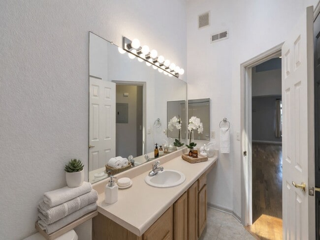 Building Photo - 1BR w/ Attached Garage & Balcony near Downtown Littleton