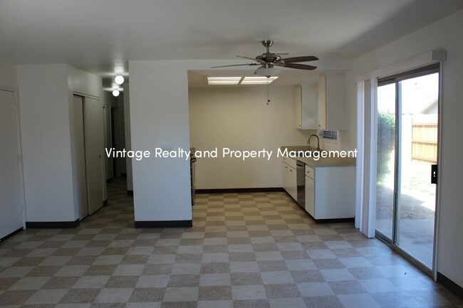 Building Photo - Back On The Rental Market 3 Bedroom Duplex!!!